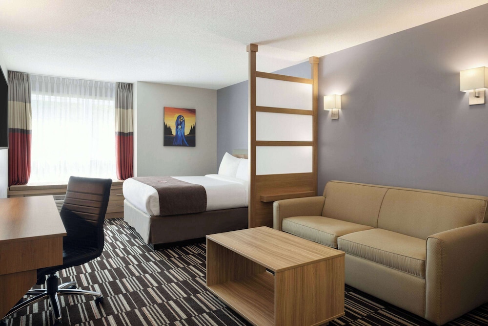 Business Room, 1 Queen Bed, Non Smoking photo 1