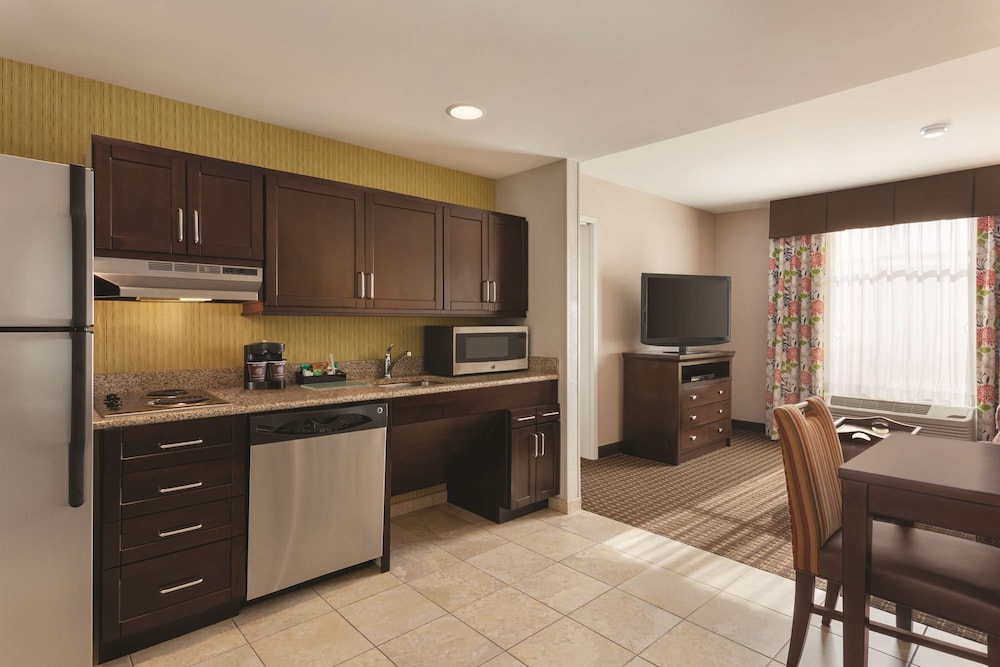 Suite, 1 King Bed, Accessible, Bathtub photo 2