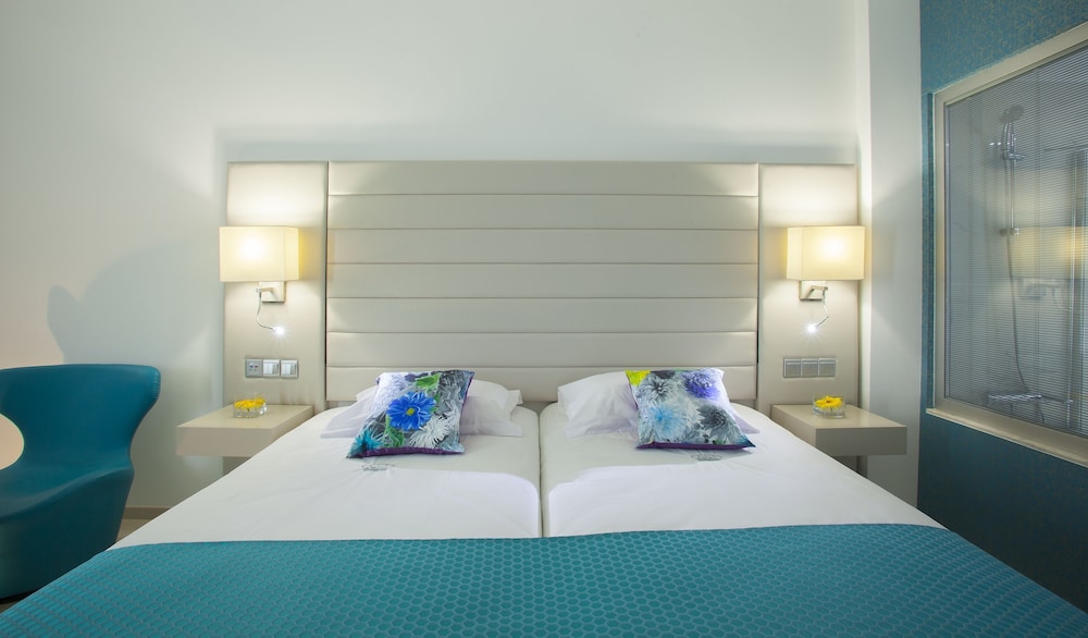 Double or Twin Room (Swim Up)