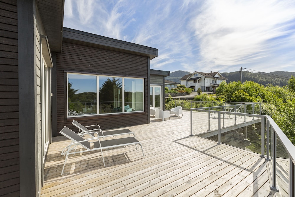 Luxury House photo 3