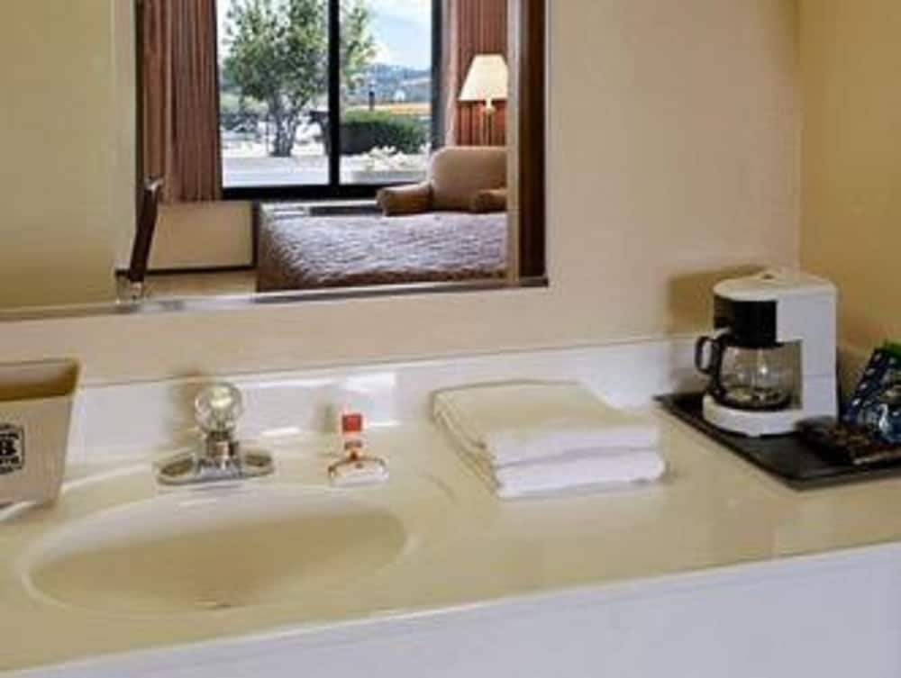 Room, 2 Double Beds, Non Smoking - Photo 2