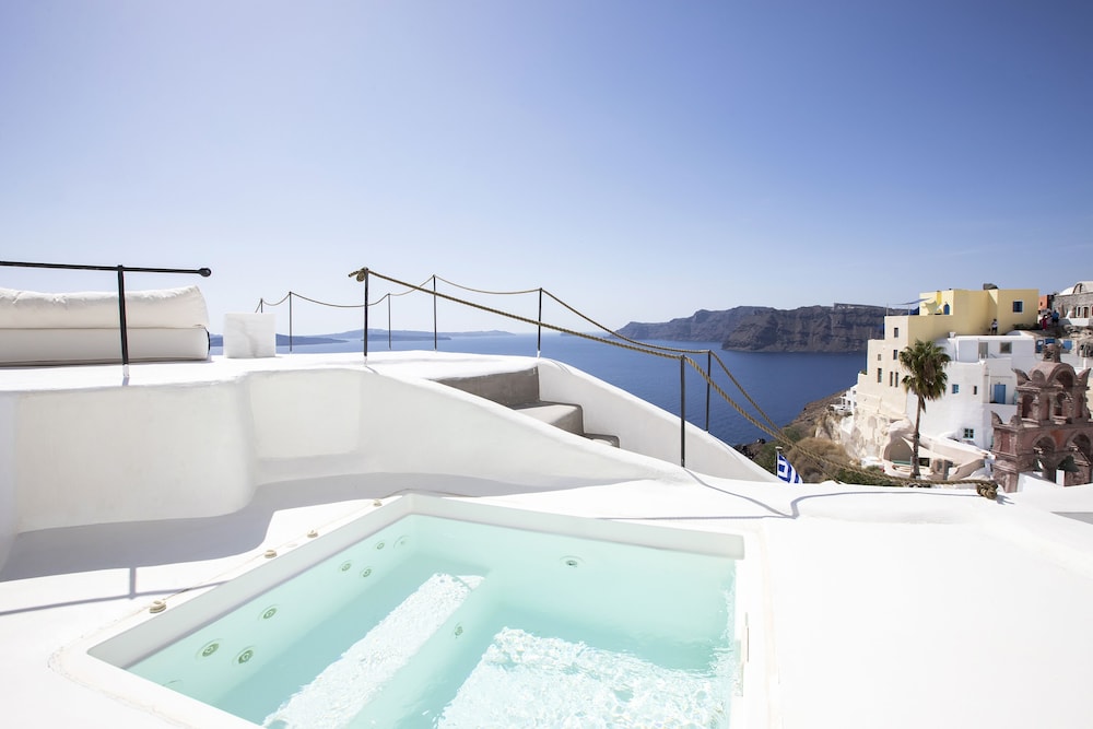 Double Room with Hot Tub and Partial Caldera View