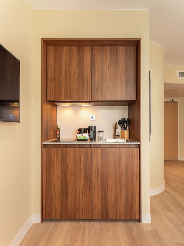 Large Studio with Kitchenette - Photo 8