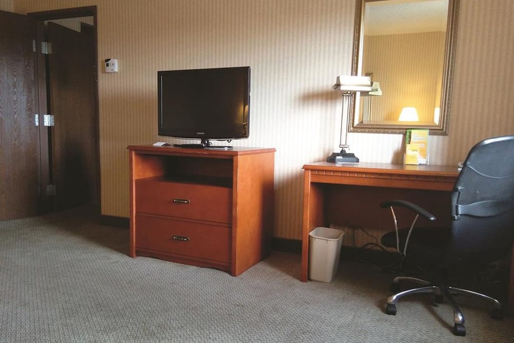 Room, 1 Double Bed, Accessible, Non Smoking (Mobility Accessible) - Photo 5