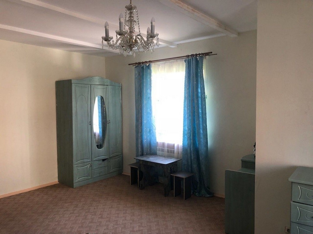 Family Room, Shared Bathroom photo 2