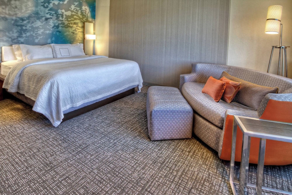 Room, 1 King Bed with Sofa bed (Mobility/Hearing Accessible, Tub) photo 3