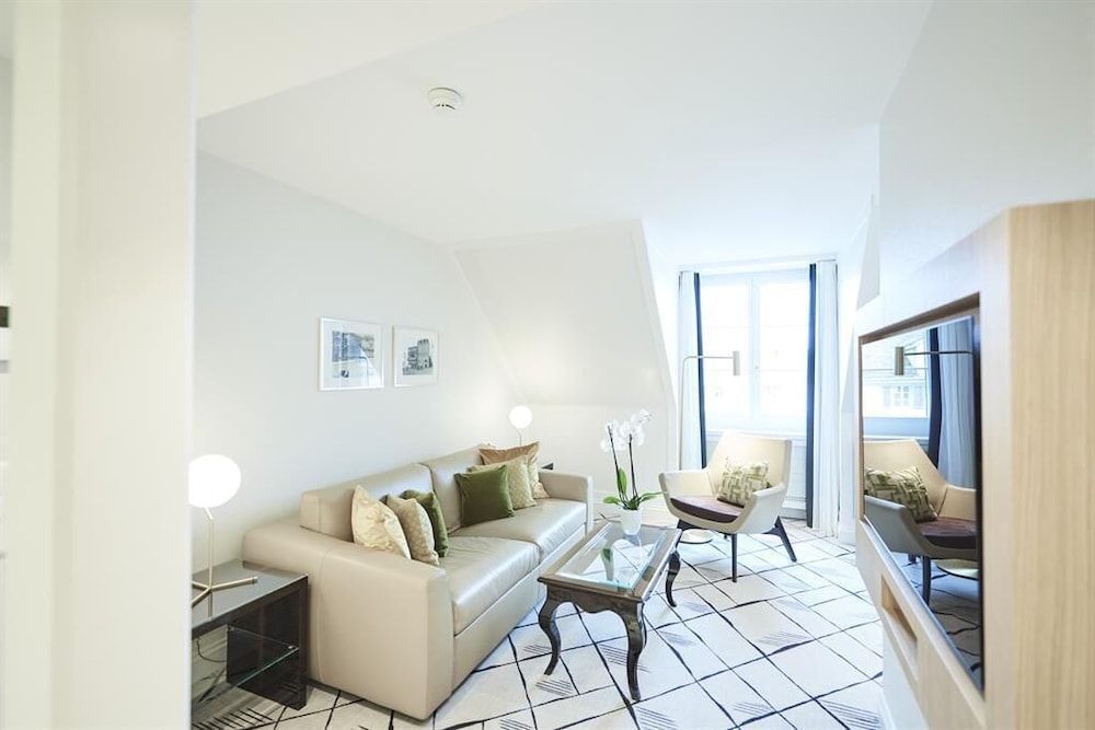 Lifestyle Suite With River View and Plaza view - Photo 5