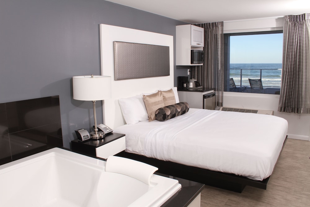 1 King Oceanfront, Jacuzzi Room photo 1