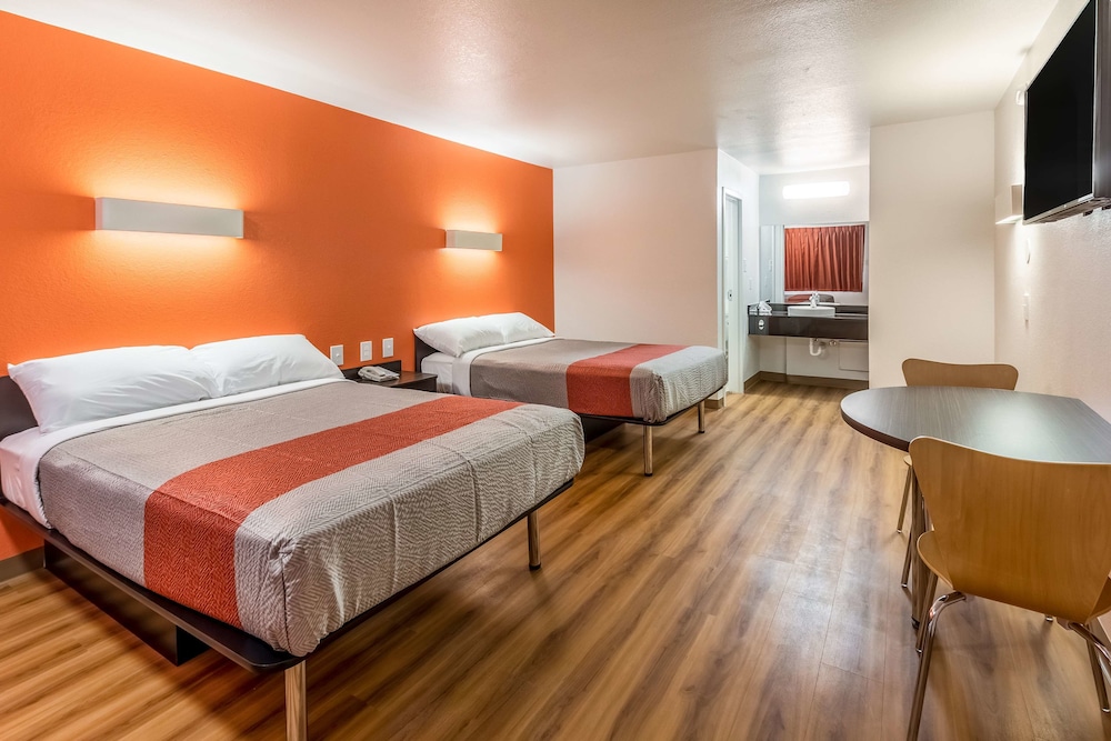 Standard Room, 2 Double Beds, Non Smoking - Photo 4