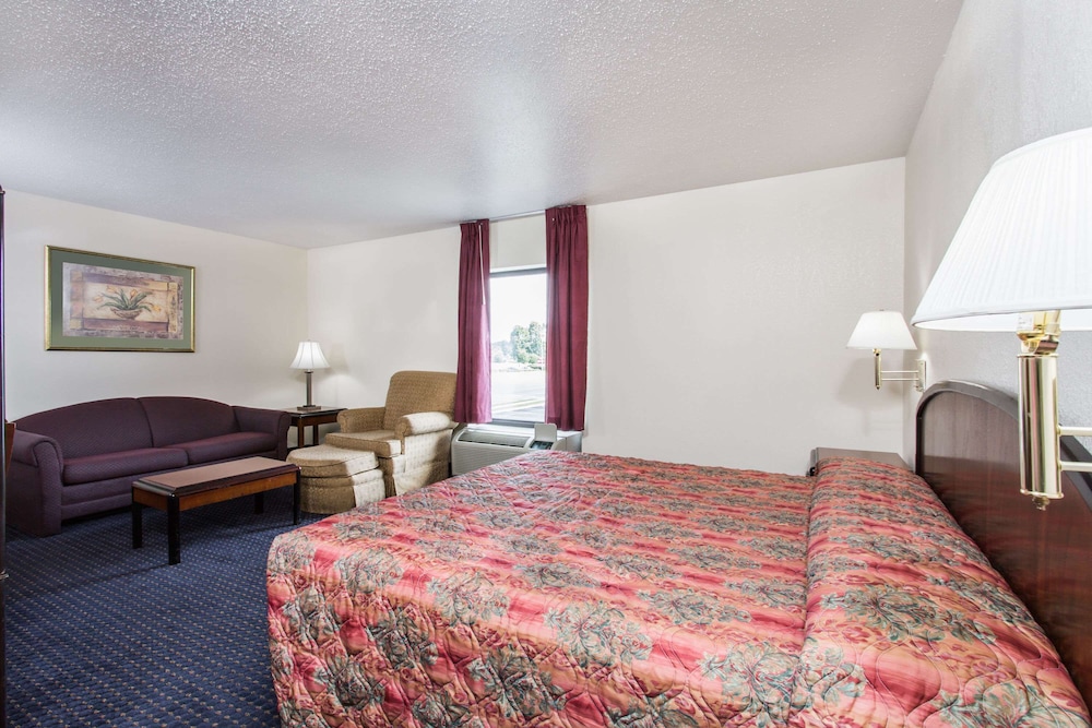 Suite, 1 King Bed, Kitchenette - Photo 3