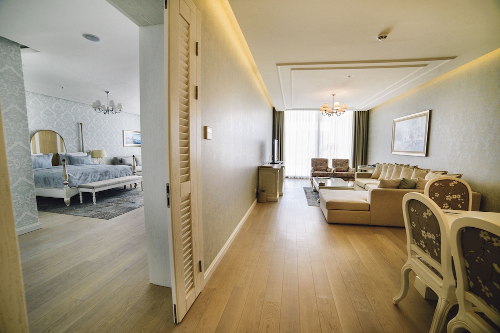 Suite (Panaroma, With Living Room)