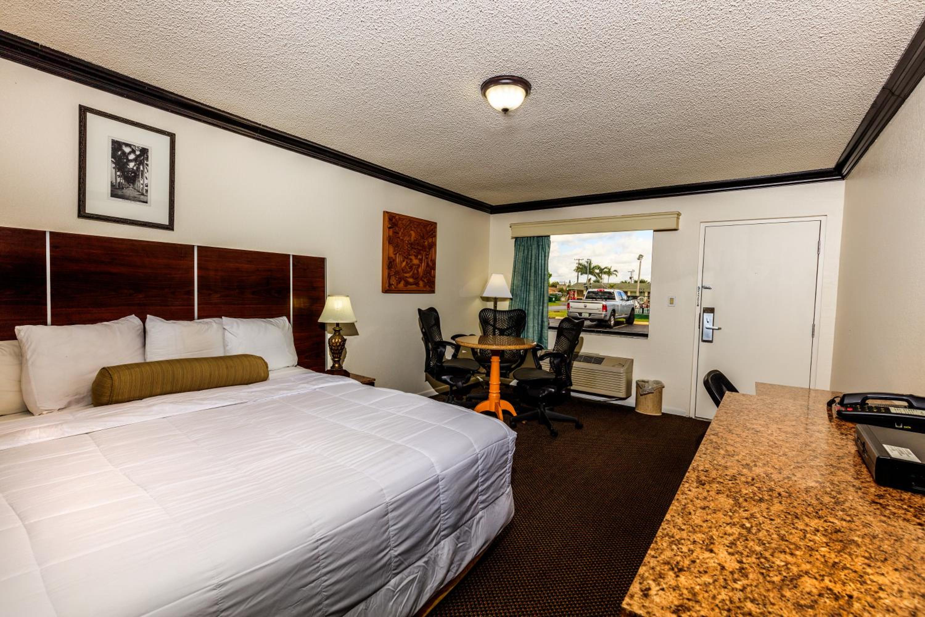 King Room - Non-Smoking - Photo 2