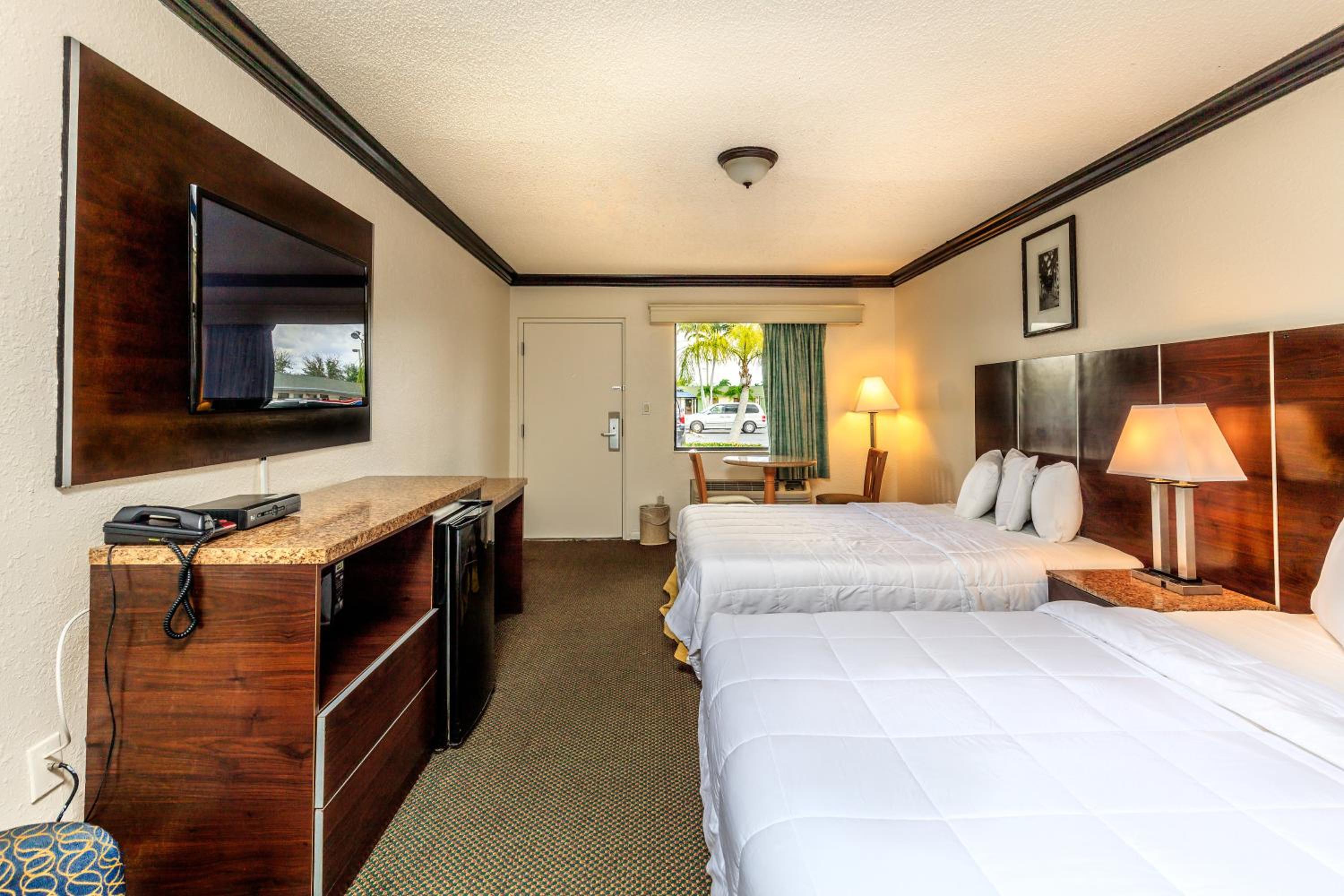 Queen Room with Two Queen Beds - Smoking - Photo 2