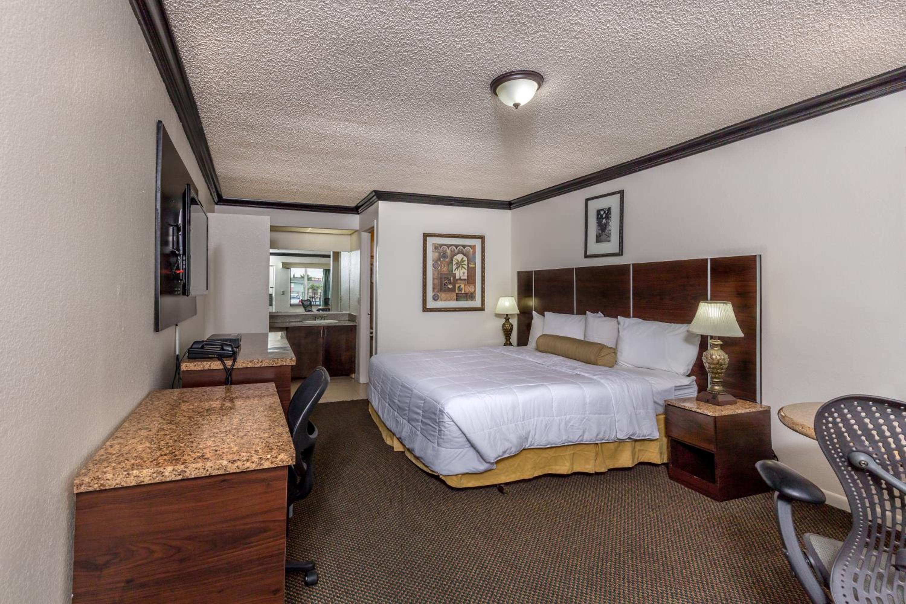 King Room - Non-Smoking - Photo 1