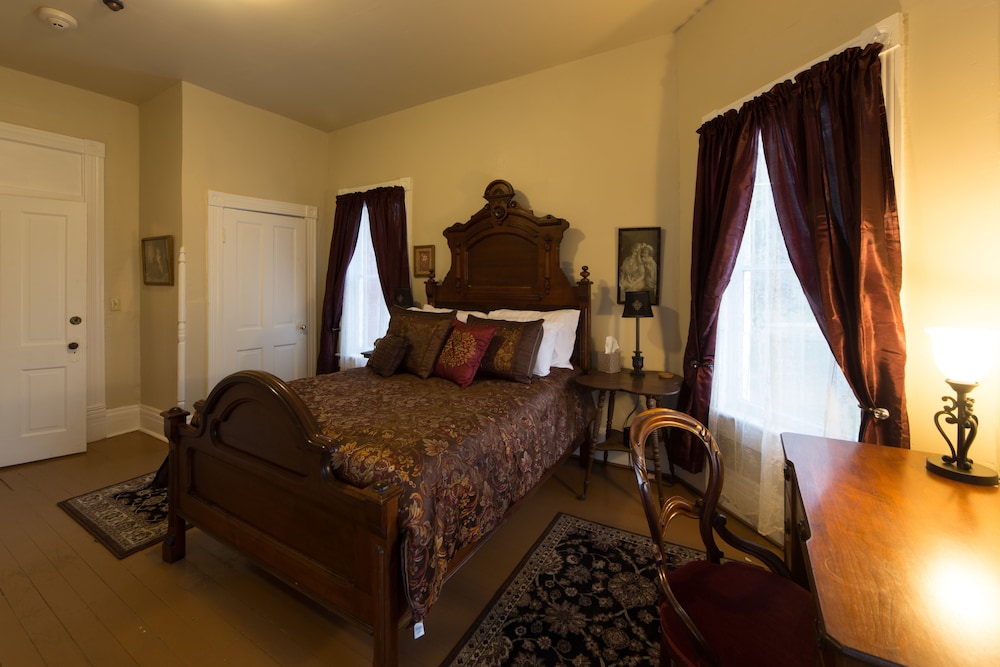 Classic Room, 1 King Bed, Private Bathroom (One.)