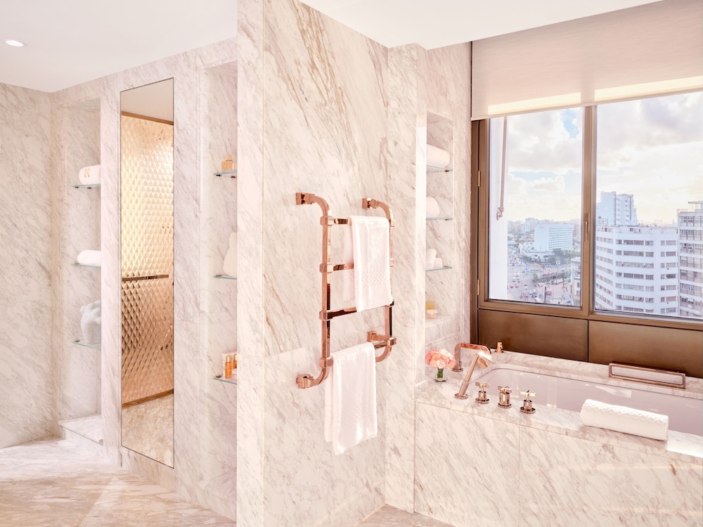 Executive Suite - Photo 4