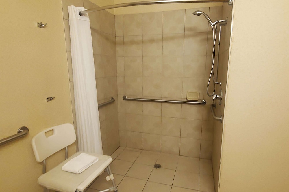 Room, 2 Queen Beds, Accessible, Non Smoking (Roll-In Shower) - Photo 8