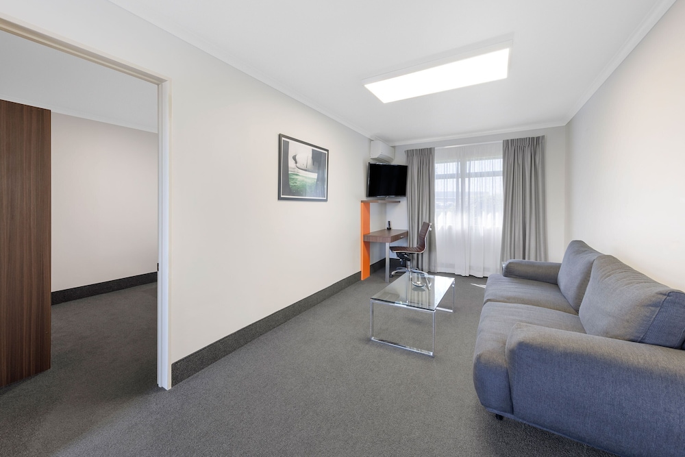 Executive Suite - Photo 4