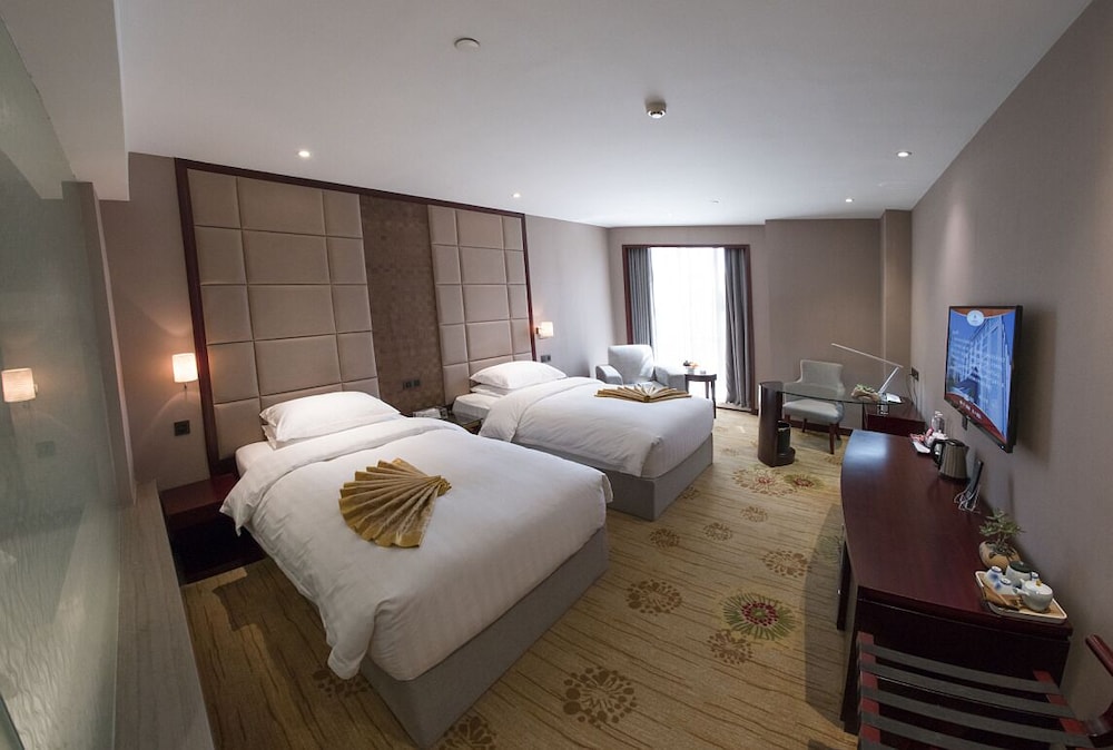 Elegant Twin Room photo 3