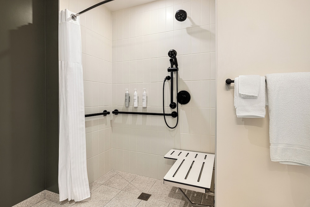 Room, 2 Queen Beds, Roll-in Shower (Mobility & Hearing)