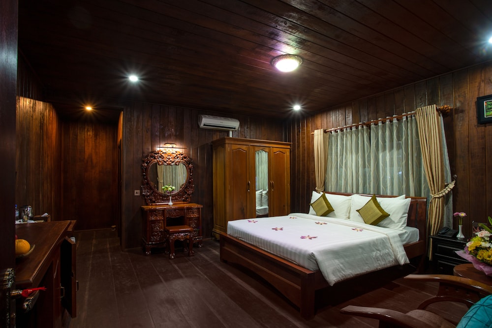 Wooden King Bed Villa-Free Airport Pick up