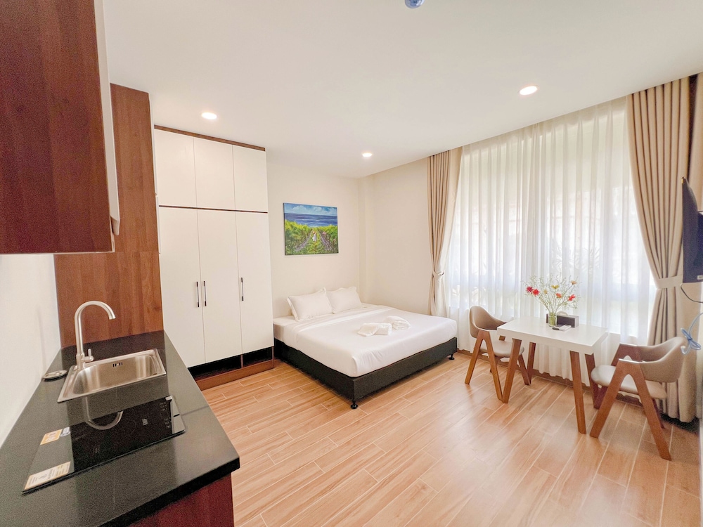 Superior Studio Suite, Kitchen, City View