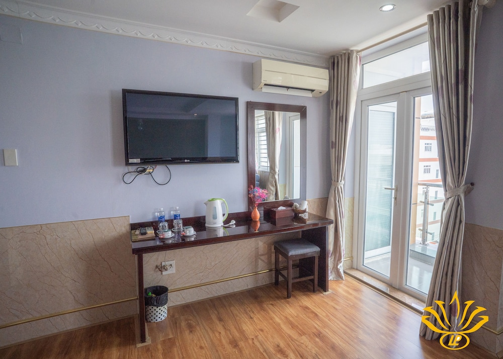 Deluxe Room, City View - Photo 3