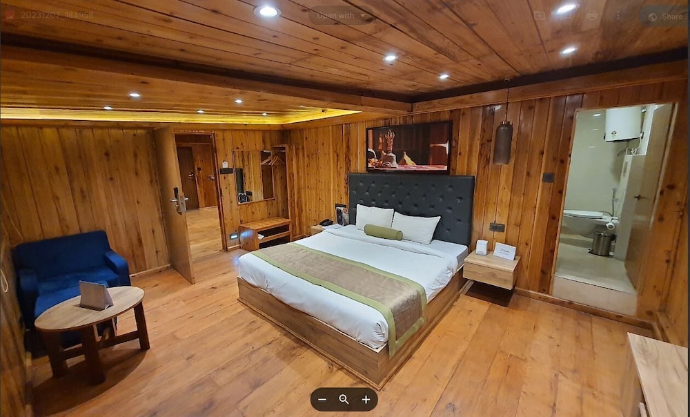 Attic Room - Photo 3
