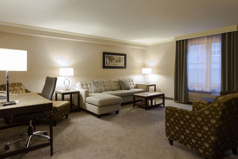Suite, 1 King Bed, Non Smoking, Jetted Tub photo 2