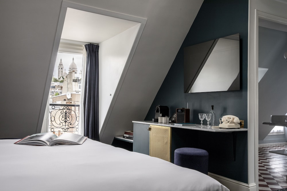 Room (Sous les Toits 1)