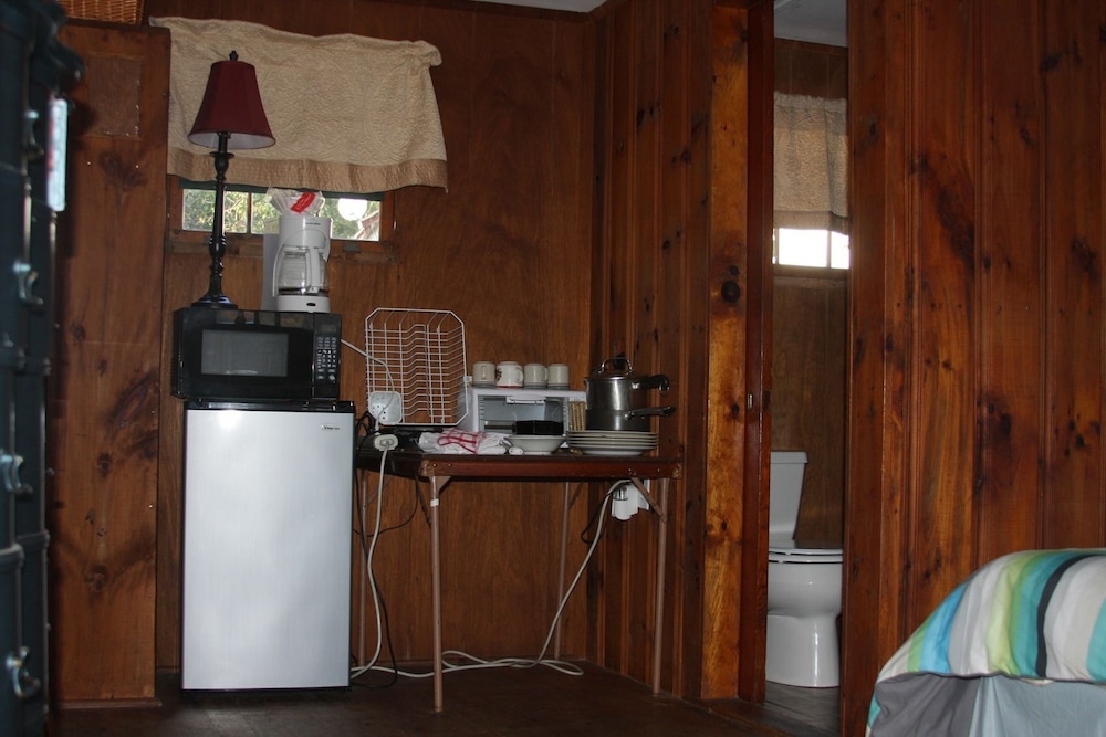 Lakefront Yellow Cottage photo 3