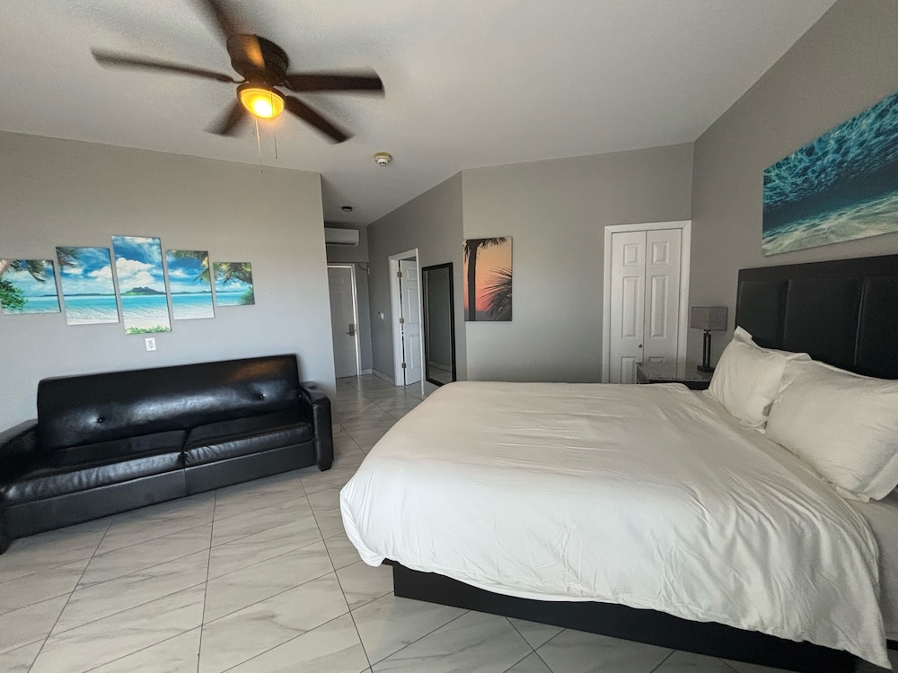 Signature Room, 1 Bedroom, Balcony, Pool View photo 2