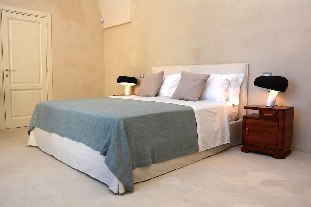 Deluxe Room, Patio, Courtyard View