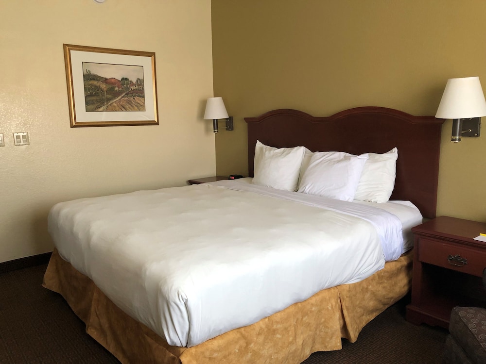 Standard Room, 1 King Bed - Photo 2