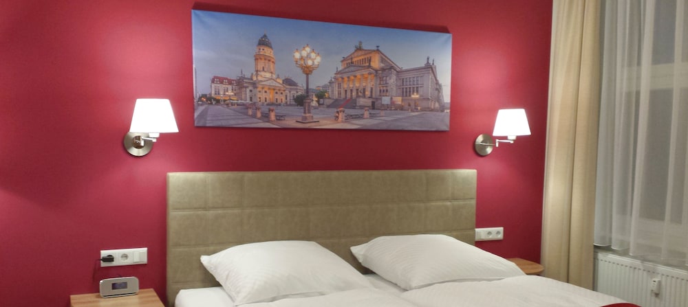 Comfort Double Room Single Use, 1 Queen Bed, Accessible, Private Bathroom photo 1