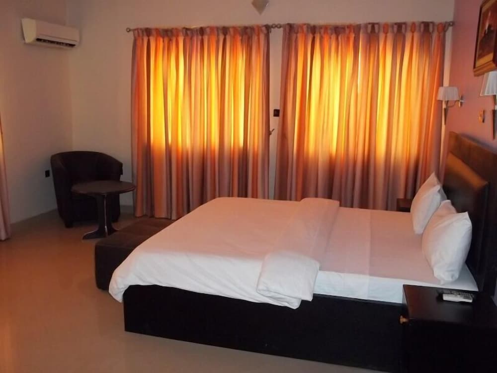 Signature Suite - Photo 1
