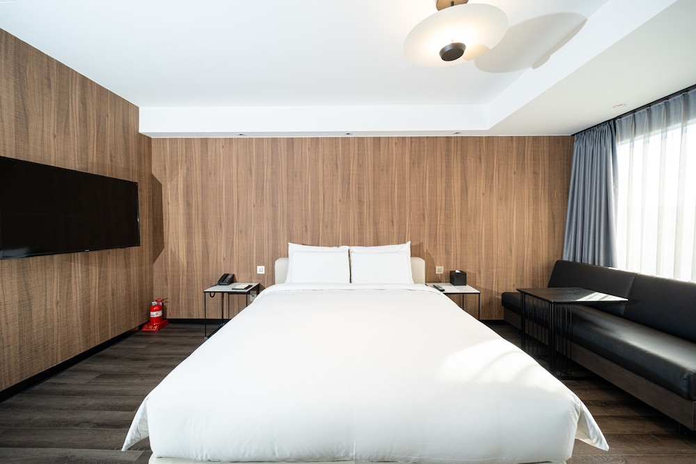 Superior Queen, 1 Queen Bed photo 3