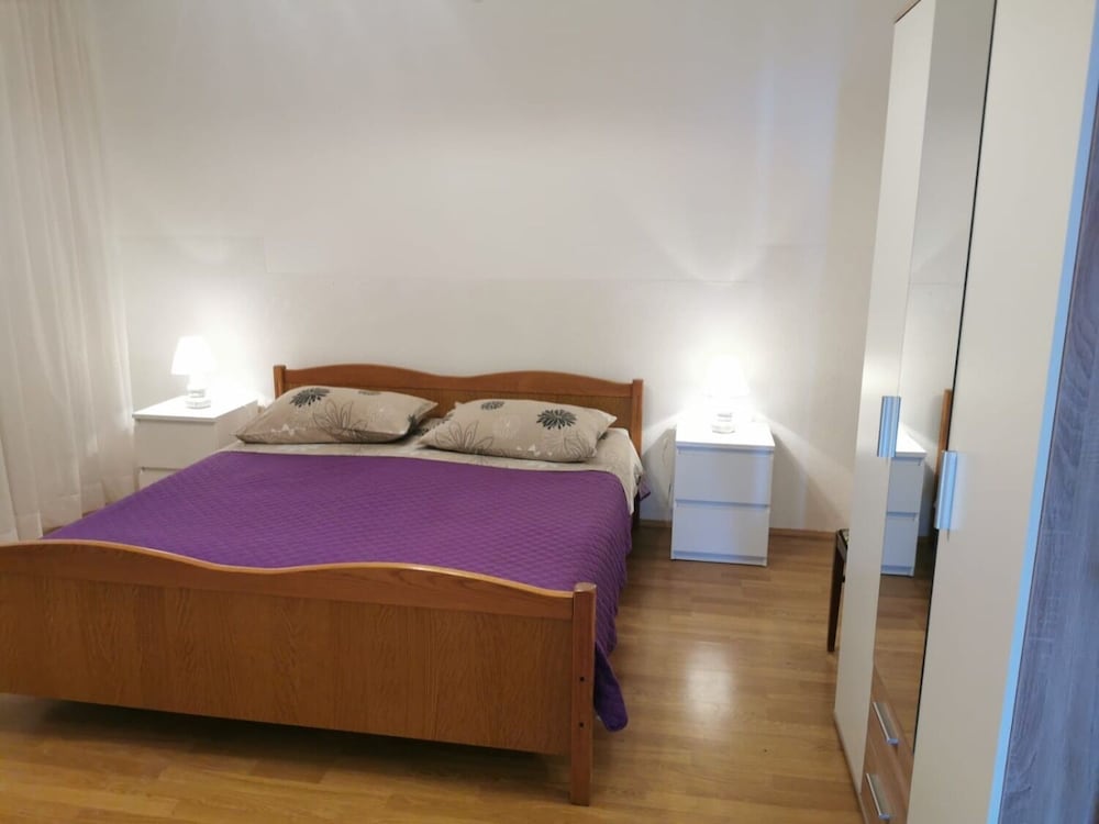Apartment (Marija - 10 m from pebble beach - A1()