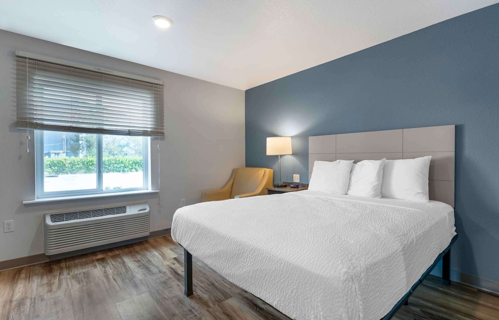 Standard Studio, 1 Queen Bed, Non Smoking, Refrigerator & Microwave photo 1