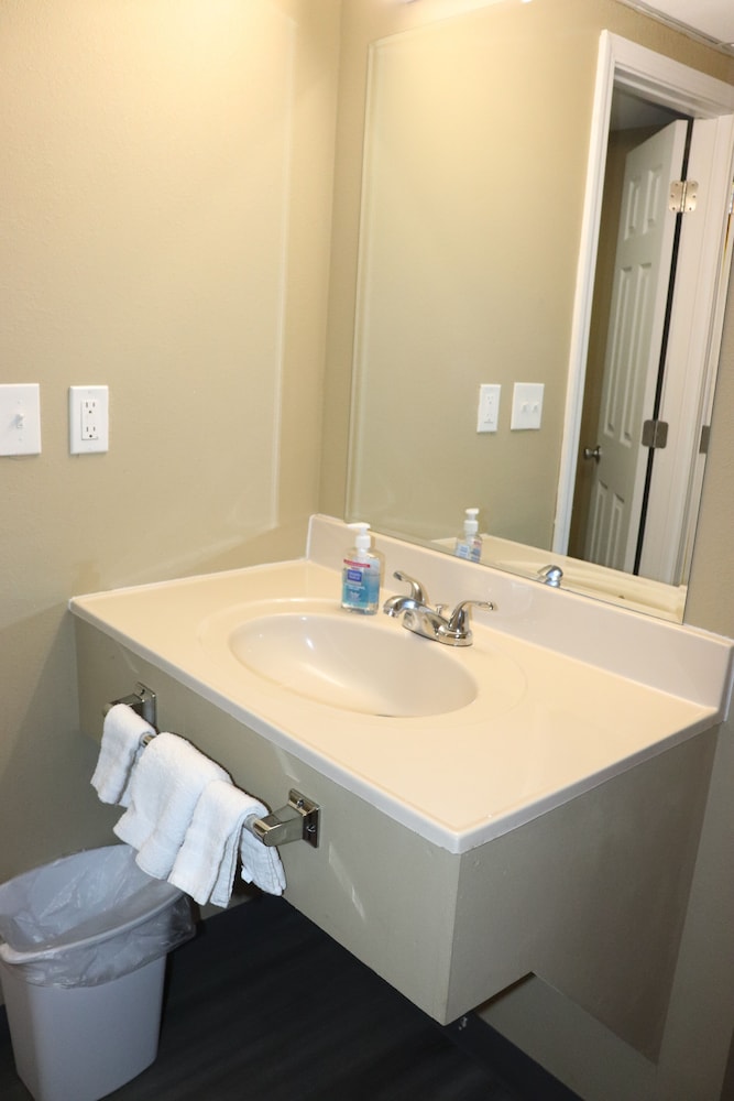 Deluxe Room, 2 Queen Beds, Smoking photo 2