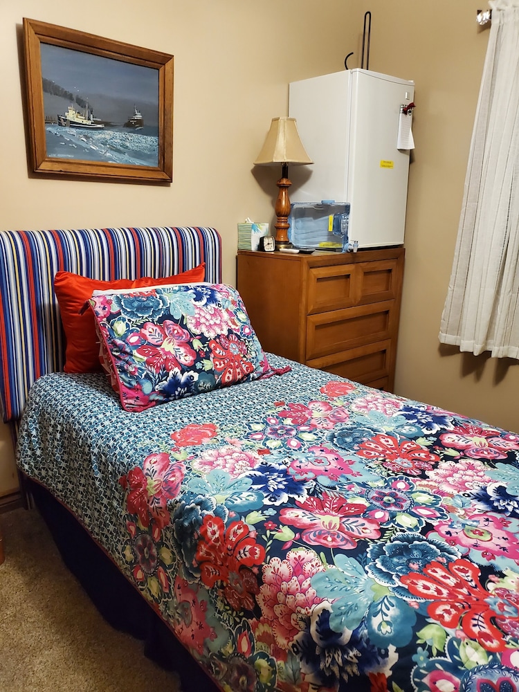 Deluxe Room, 1 Large Twin Bed, Refrigerator & Microwave photo 1