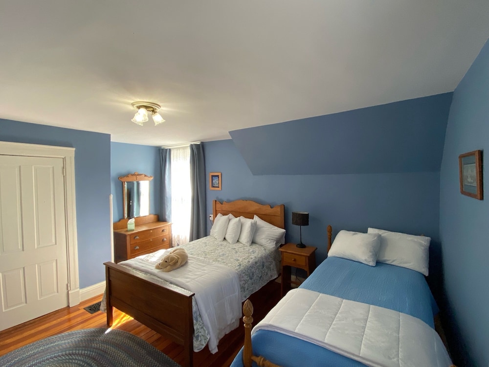 Basic Triple Room, Shared Bathroom (Blue) photo 3