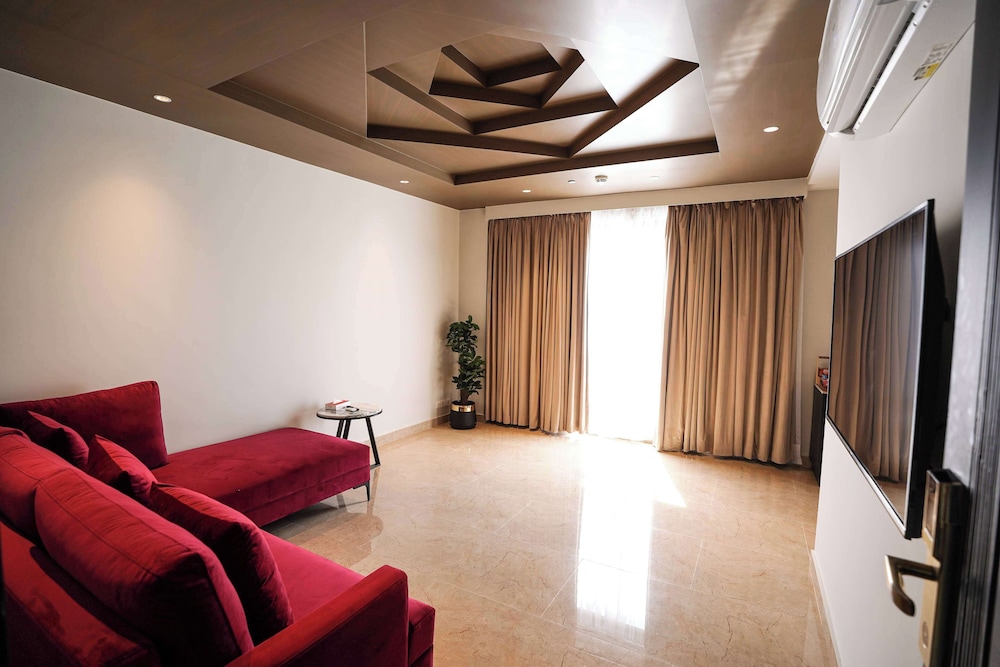 Deluxe Suite, 1 King Bed - Photo 2