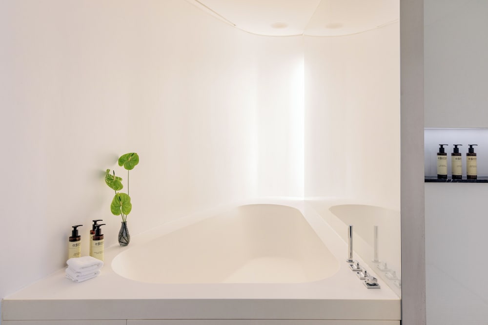 2 Bedroom Beyond ME+ Terrace View over London Skyline thumbnail 5