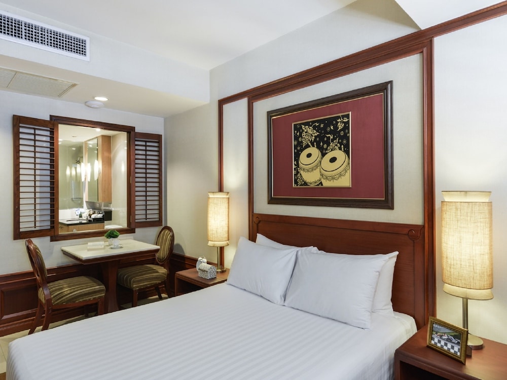Deluxe King or Twin Bed photo 3