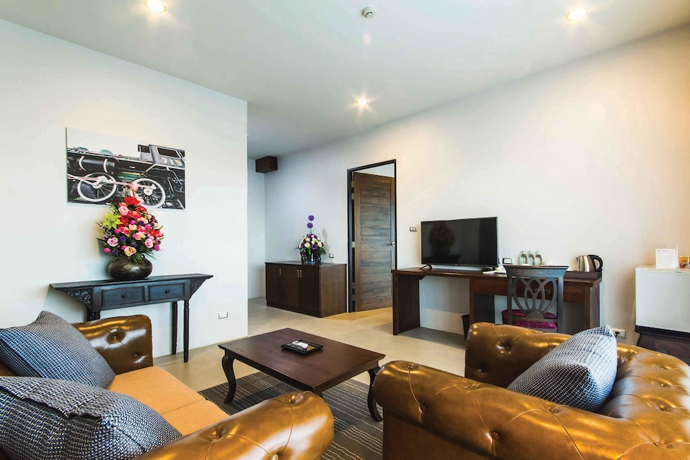 1 Bedroom Suite with Living Room and Shower&Bath Top Floor View photo 2