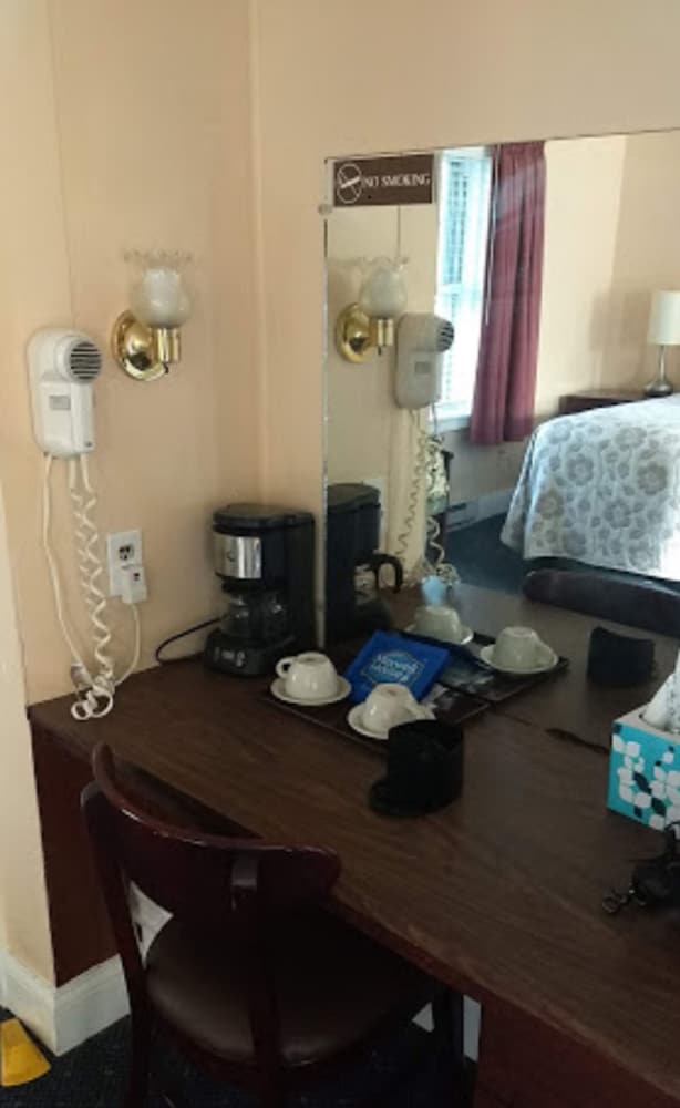 Basic Room, 1 King Bed, Refrigerator & Microwave photo 2