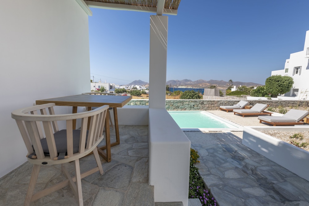 Standard Suite, 1 Bedroom, Pool View photo 2