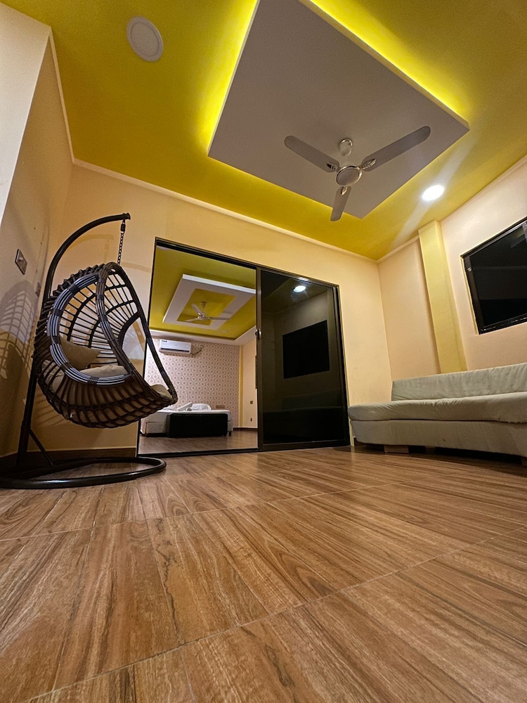 Deluxe Studio