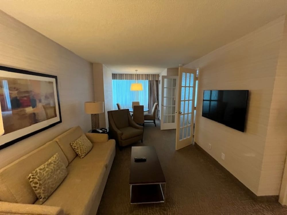 Executive Suite, 1 King Bed, Executive Level - Photo 11